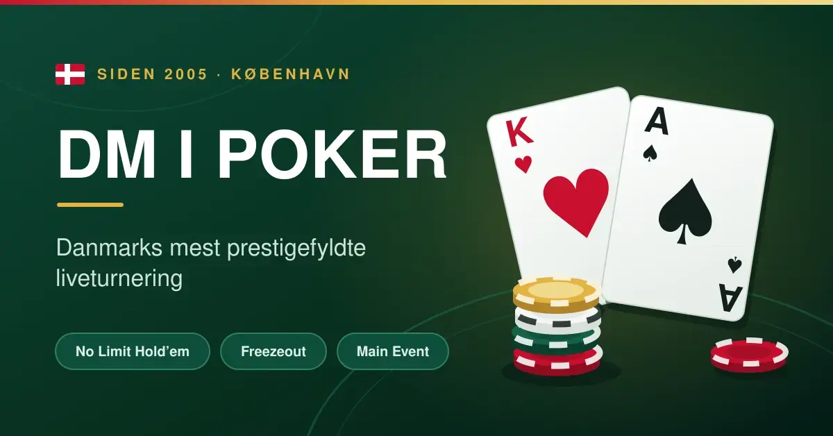 Grafik med teksten "DM i Poker – Danmarks mest prestigefyldte liveturnering" ved siden af to spillekort, spar es og hjerter konge, samt en stak pokerchips på en mørkegrøn pokerbordsbaggrund.