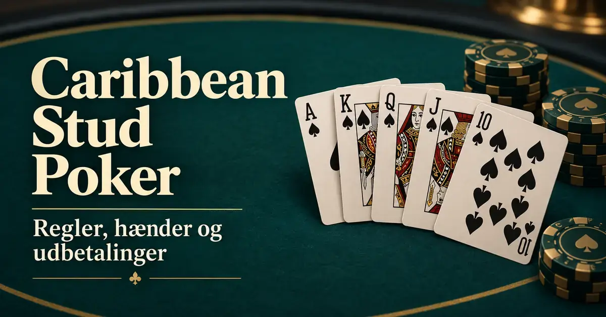 Fem spillekort i spar og kasinojetoner på et grønt pokerbord med teksten Caribbean Stud Poker: Regler, hænder og udbetalinger.